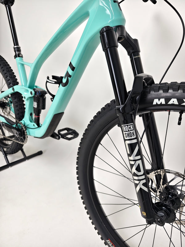 Close-up of the RockShox Lyrik fork on GT Sensor Carbon Pro LE 2024 mountain bike, showcasing performance features.