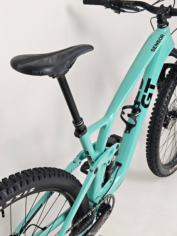 Close-up of the components on the GT Sensor Carbon Pro LE 2024 large bike focusing on the crankset and gearing.