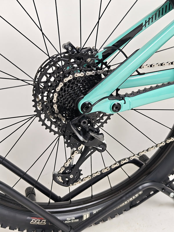 Detailed view of handlebars and controls on the GT Sensor Carbon Pro LE 2024 mountain bike, highlighting ergonomics.