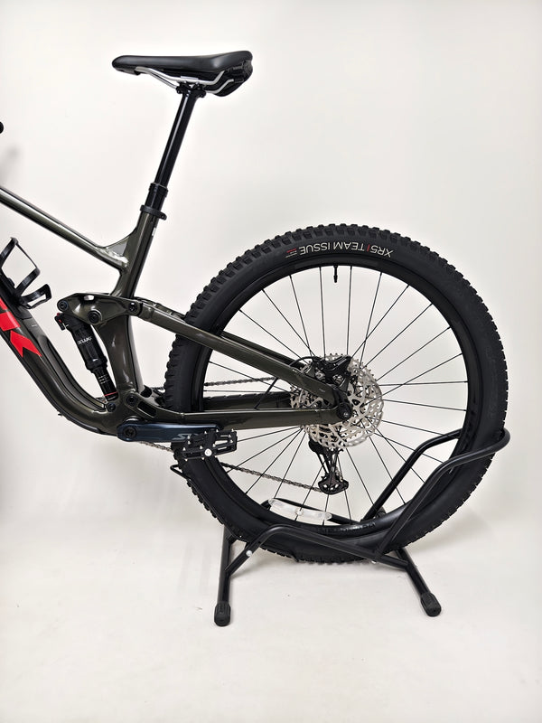 Side profile of Trek Slash 7 2022, focusing on wheel alignment and frame geometry in Excellent Condition - Large Frame.