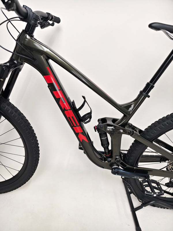 Trek Slash 7 2022 overview, showing its structural integrity and ride readiness in Excellent Condition - Large Frame.