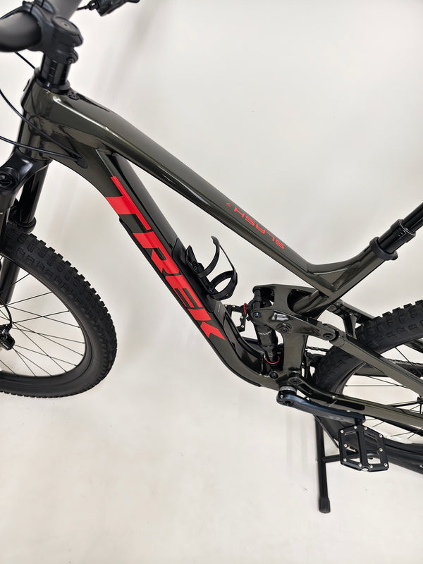 View of Trek Slash 7 2022 from above, displaying cockpit area and handlebar in Excellent Condition - Large Frame.