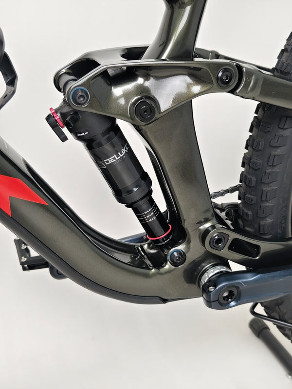 The Trek Slash 7 2022 handlebar setup and controls in detail, presented in Excellent Condition - Large Frame.