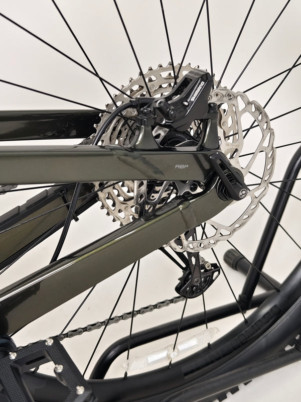 Close-up image of Trek Slash 7 2022 gear shifter and capabilities in Excellent Condition - Large Frame.