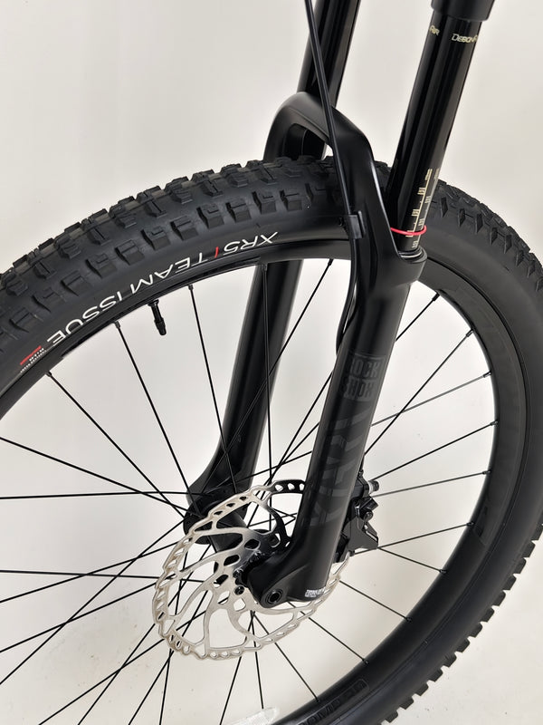 Full view of Trek Slash 7 2022 on display, emphasizing its bike specifications in Excellent Condition - Large Frame.