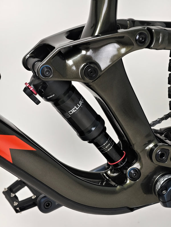 Bird's eye view of the Trek Slash 7 2022, highlighting its components and frame specifications in Excellent Condition - Large Frame.