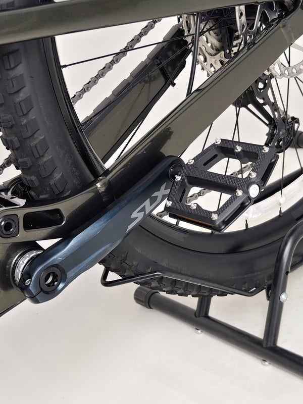 Image of Trek Slash 7 2022 on a suspension bridge representing durability in Excellent Condition - Large Frame.