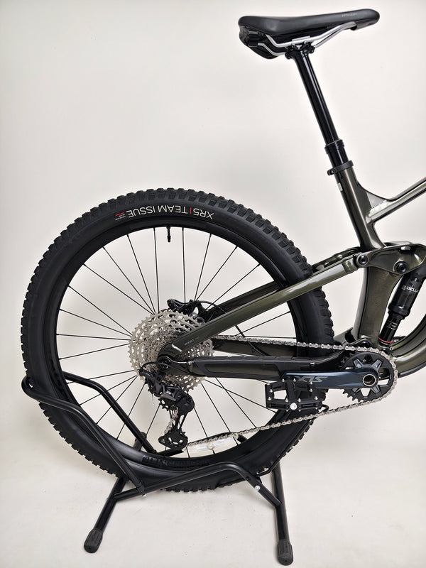 Trek Slash 7 2022 showing off its braking system components for control in Excellent Condition - Large Frame.