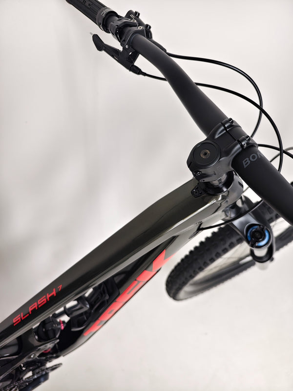 Detailed image of Trek Slash 7 2022 tyre tread pattern, displaying Bontrager XR5 in Excellent Condition - Large Frame.