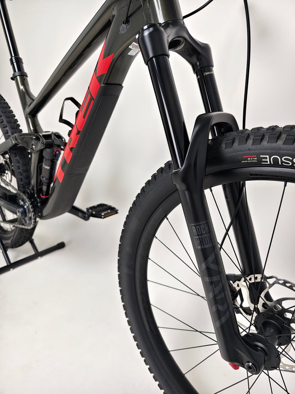 Side view of Trek Slash 7 2022, illustrating the suspension system and frame size in Excellent Condition - Large Frame.