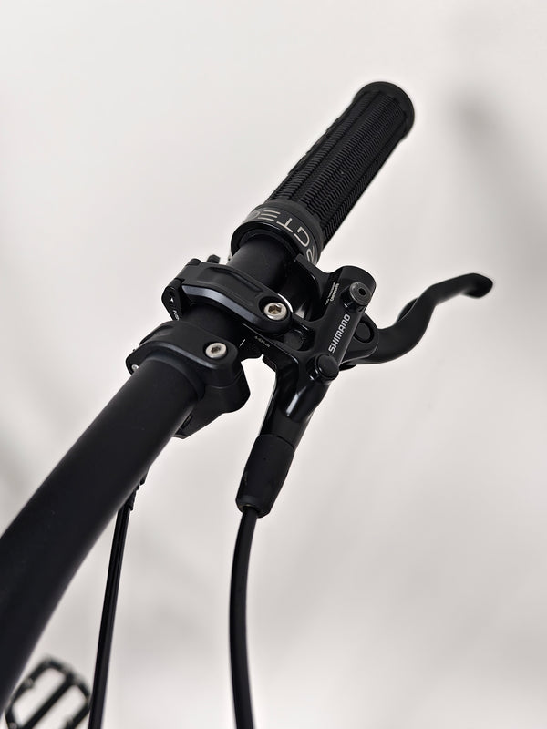 Another view of the Trek Slash 7 2022, emphasizing sleek lines and quality build in Excellent Condition - Large Frame.