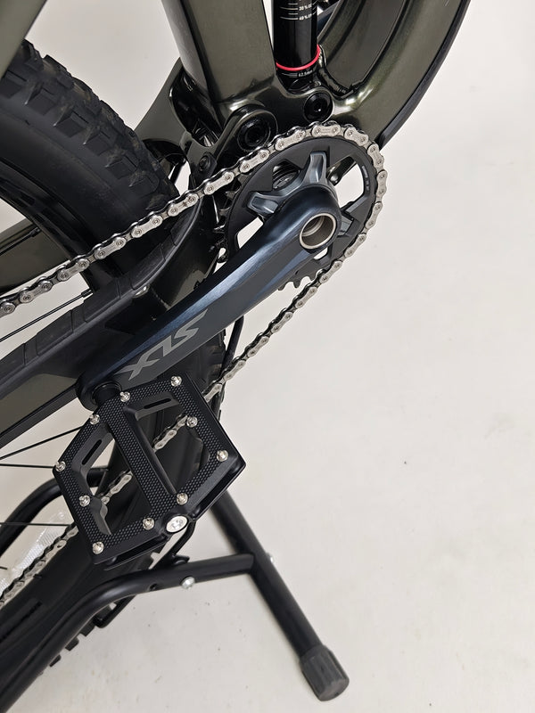 Trek Slash 7 2022 frontal view, highlighting visuals of its performance capabilities in Excellent Condition - Large Frame.