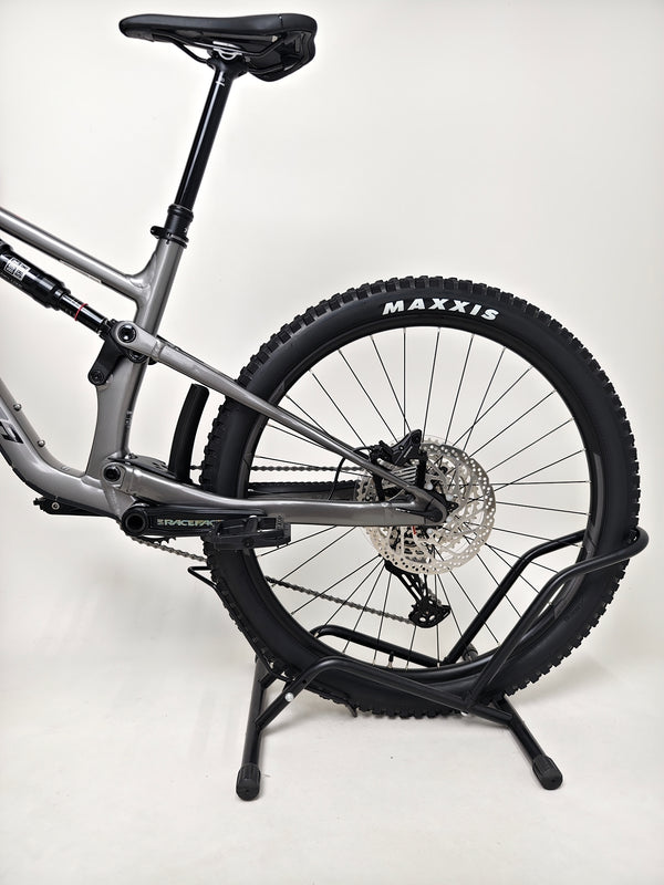 Detailed view of the bike's rear wheel, showcasing the Maxxis tire on the Merida One-Sixty 500 29 2023.