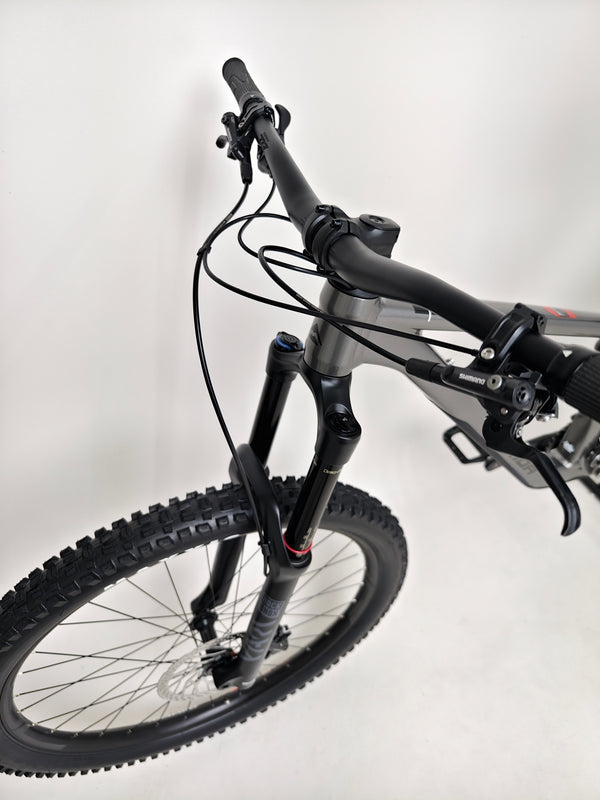 Detailed view of the crankset and pedal on the Merida One-Sixty 500 29 2023 mountain bike.