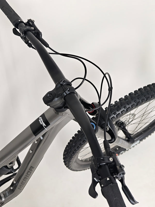 Image focusing on the suspension linkage of the Merida One-Sixty 500 29 2023 mountain bike.
