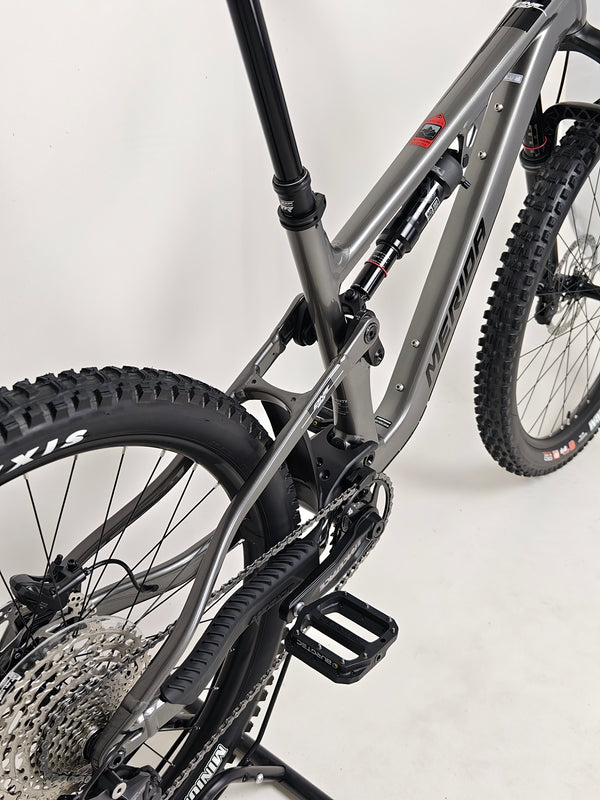Profile image showcasing the Merida One-Sixty 500 29 2023 bike's sleek design and seat post.