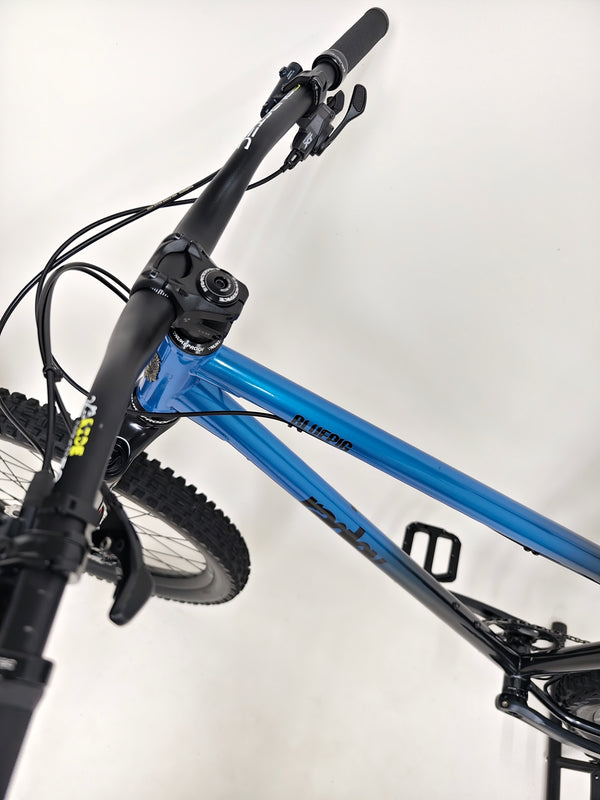 Overhead image of the handlebars of the Used Ragley Blue Pig Race 2022 mountain bike, displaying its control components at eMado Bikes.
