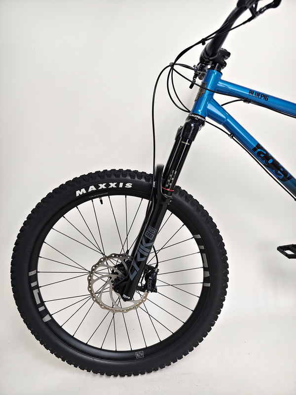 Overhead view of the used Ragley Blue Pig Race 2022 mountain bike showcasing its handlebars and grip details, available at eMado Bikes.