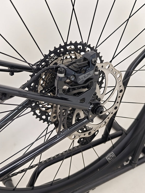 Close-up view of the handlebars on the Used Ragley Blue Pig Race 2022, featuring the handle grips, at eMado Bikes.