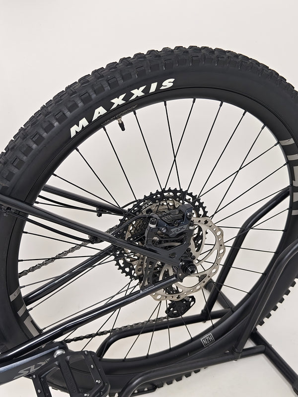 Image focusing on the pedal and crank system of the Used Ragley Blue Pig Race 2022, highlighting performance available at eMado Bikes.