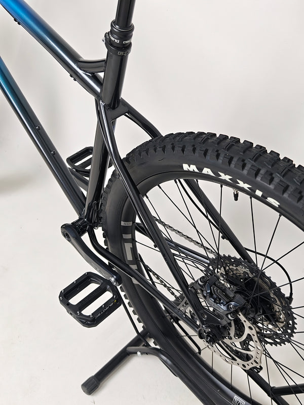 Detailed image of the brake lever on the Used Ragley Blue Pig Race 2022, a high-performance mountain bike available at eMado Bikes.