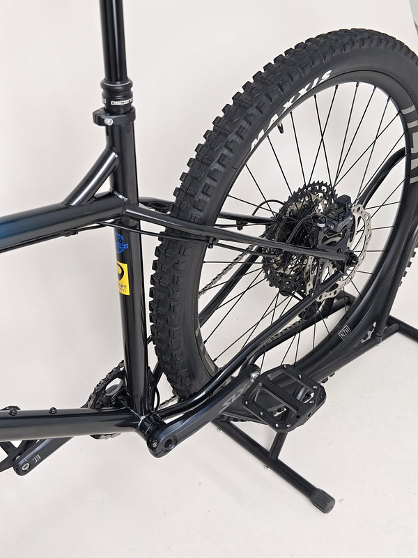 Close-up view of the derailleur system on the Used Ragley Blue Pig Race 2022 mountain bike, showcasing its efficiency at eMado Bikes.