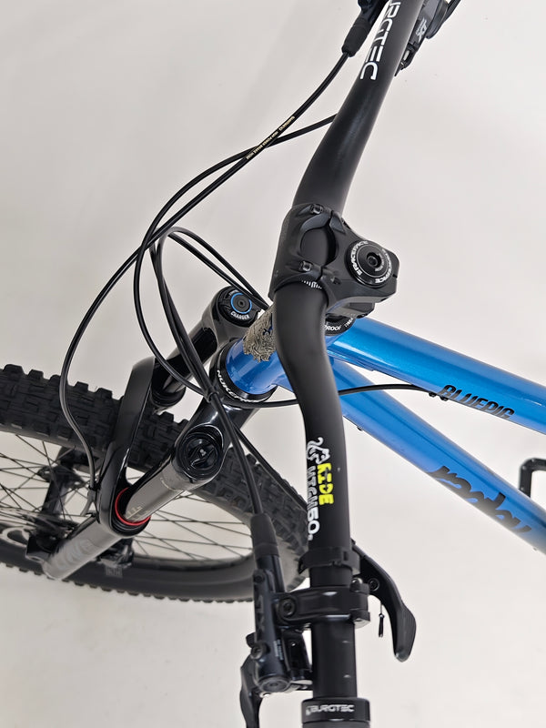 Detailed view of the chain on the Used Ragley Blue Pig Race 2022 bike emphasizing its high-quality construction, available at eMado Bikes.