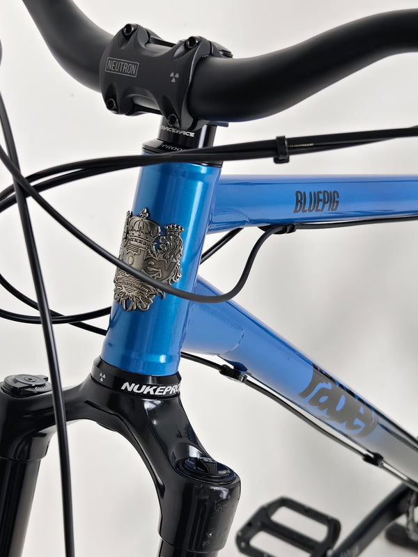 Focused image of the gear derailleur on the Used Ragley Blue Pig Race 2022 mountain bike, a high-performance choice at eMado Bikes.