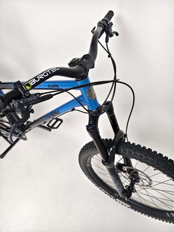 Detailed look at the frame of the Used Ragley Blue Pig Race 2022 mountain bike highlighting its structure, find it at eMado Bikes.