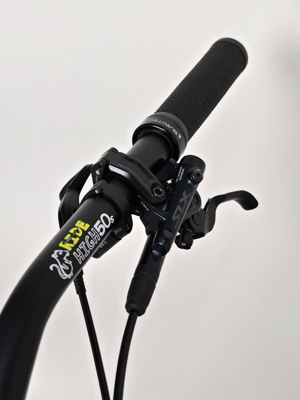 Underneath view of the seat post on the Used Ragley Blue Pig Race 2022 mountain bike, highlighting its features, available at eMado Bikes.