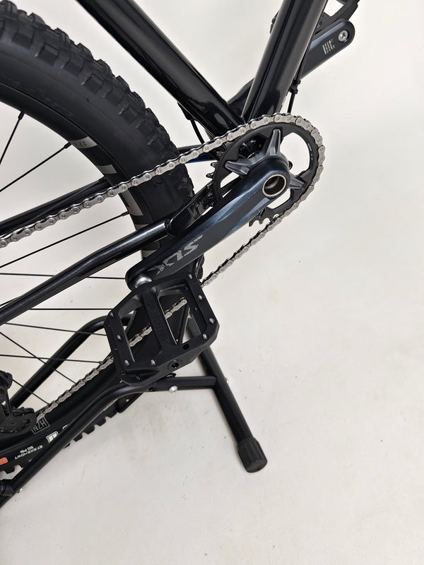 Close-up of the cranks and chainring on the Used Ragley Blue Pig Race 2022 hardtail bike, showcasing high performance at eMado Bikes.