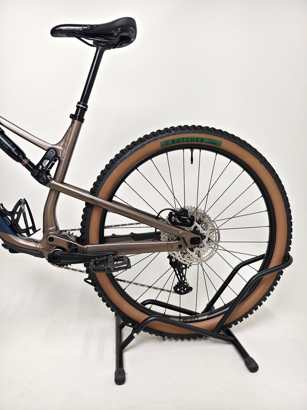 Detail of the bike's crankset on the Rocky Mountain Instinct Alloy 10 2023, demonstrating its precision engineering, available at eMado Bikes.