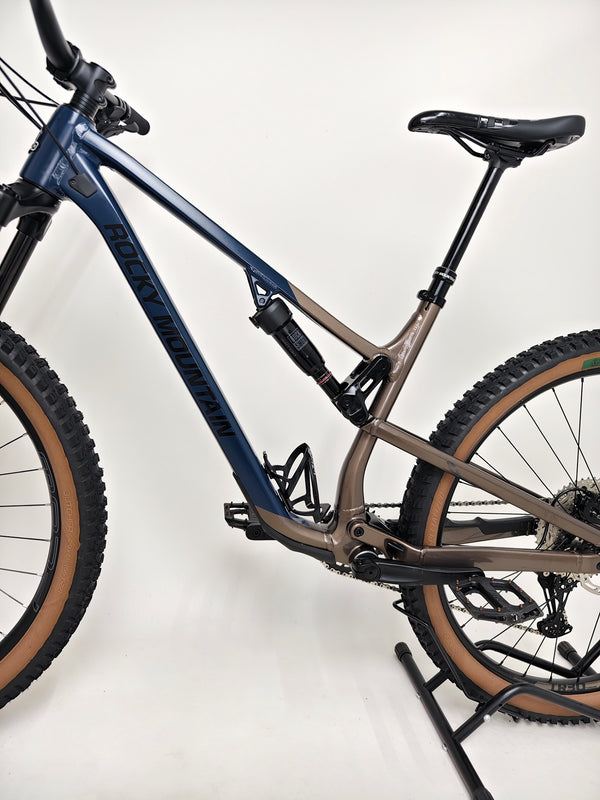 Top view of the handlebars on the Rocky Mountain Instinct Alloy 10 2023 mountain bike, showcasing its ergonomic design and controls, available at eMado Bikes.