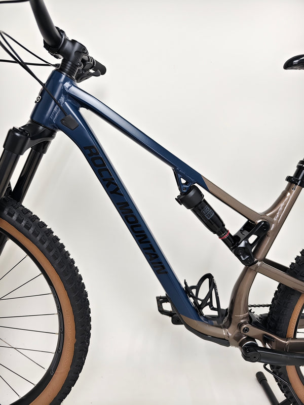 Close-up of the suspension system on the Rocky Mountain Instinct Alloy 10 2023, emphasizing its advanced mechanics, available at eMado Bikes.