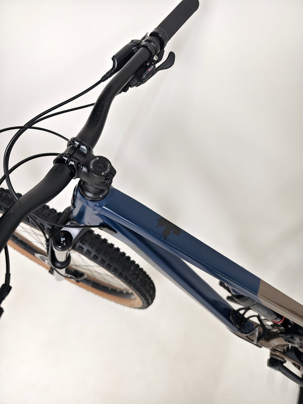 Image of the seat and seat post on Rocky Mountain Instinct Alloy 10 2023, demonstrating its comfort-focused design, available at eMado Bikes.