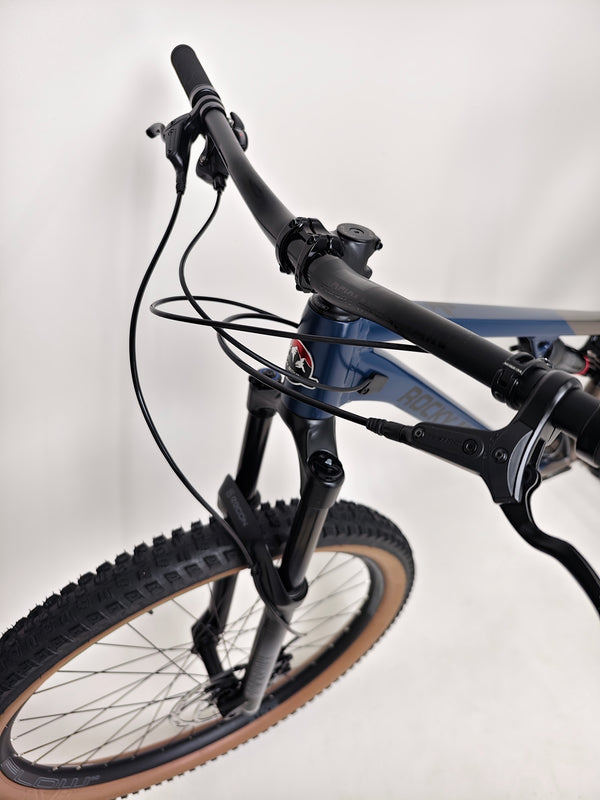 Side view detailing the frame and rear triangle of the Rocky Mountain Instinct Alloy 10 2023, emphasizing its robust construction, available at eMado Bikes.