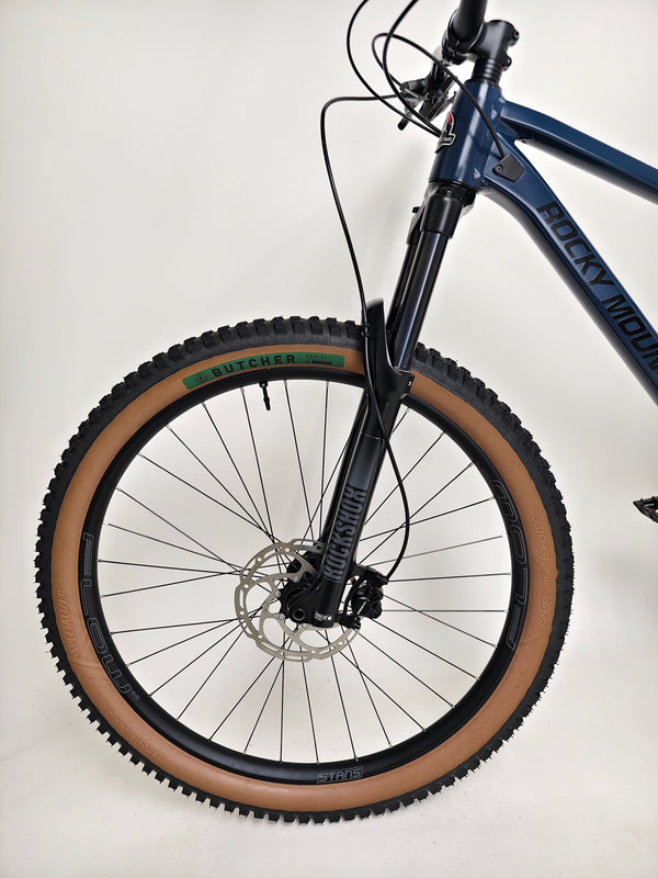 Detail of the bottom bracket area of Rocky Mountain Instinct Alloy 10 2023, highlighting its design and cable routing, available at eMado Bikes.