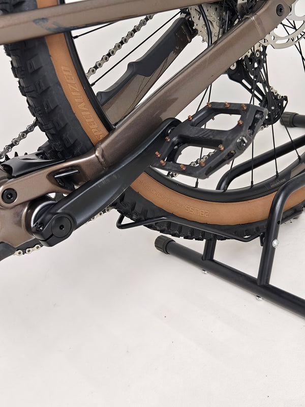 Angle detail of the rear derailleur on Rocky Mountain Instinct Alloy 10 2023, focused on its precision technology, available at eMado Bikes.