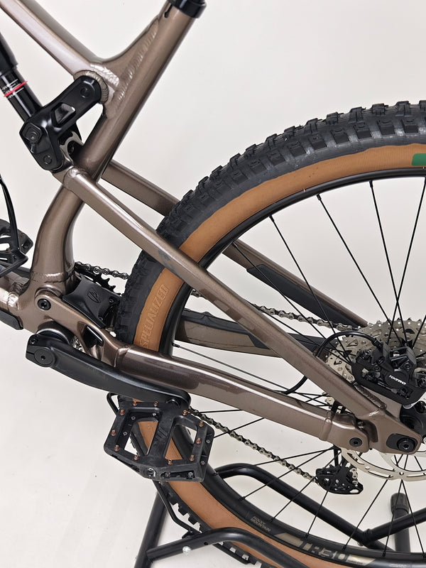 Close-up of the front wheel assembly on Rocky Mountain Instinct Alloy 10 2023, showcasing its sturdy design and tyre features, available at eMado Bikes.