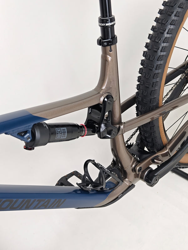 Close-up of the pedals on the Rocky Mountain Instinct Alloy 10 2023, showcasing their design and functionality, available at eMado Bikes.