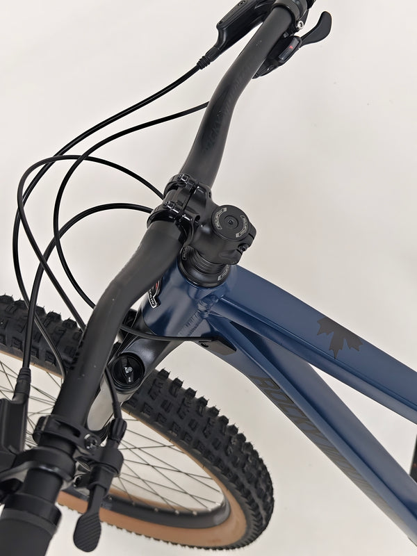 Detailed image of the rear derailleur and cassette on Rocky Mountain Instinct Alloy 10 2023, showcasing the drivetrain technology, available at eMado Bikes.