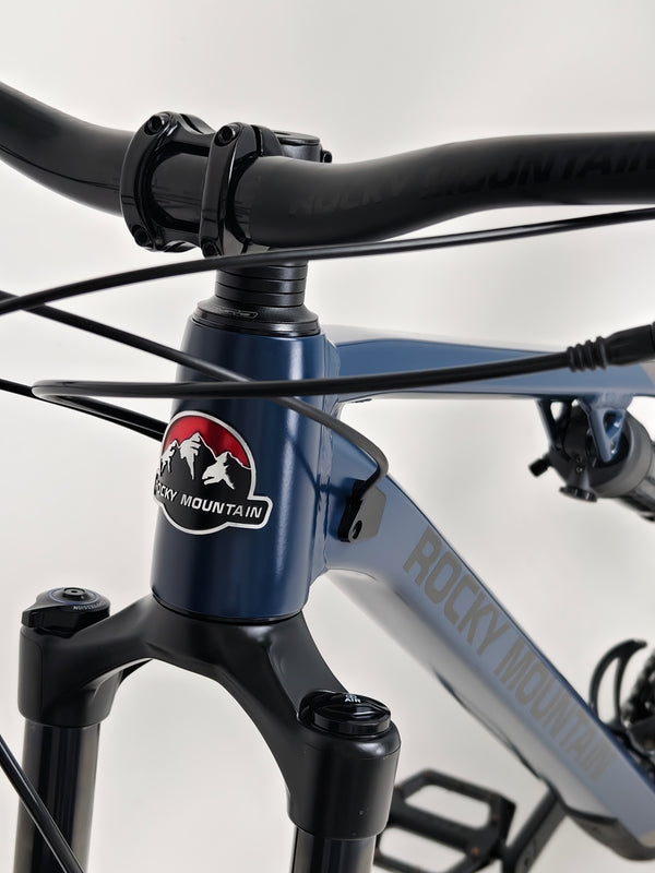 Side image showcasing the colour scheme and frame design on the Rocky Mountain Instinct Alloy 10 2023, available at eMado Bikes.