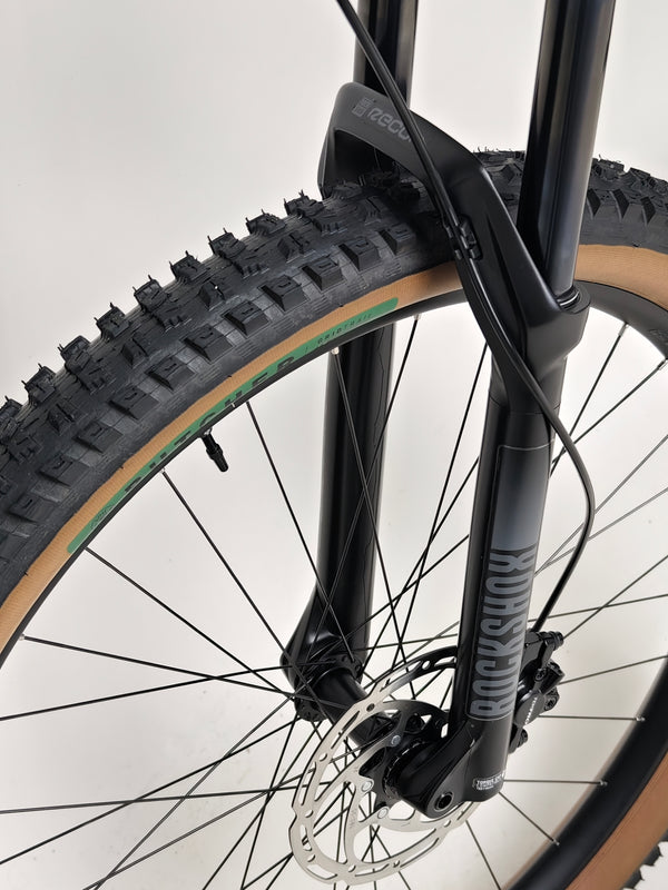 Detail of the bike's tire tread on the Rocky Mountain Instinct Alloy 10 2023, showcasing its traction capabilities, available at eMado Bikes.