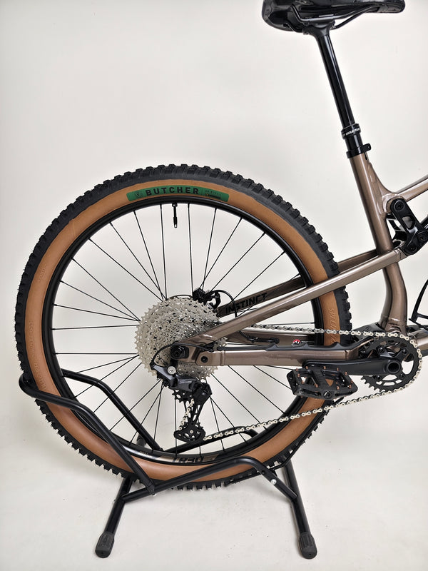 Detailed side view focusing on the headset of the Rocky Mountain Instinct Alloy 10 2023, showcasing its premium components, available at eMado Bikes.