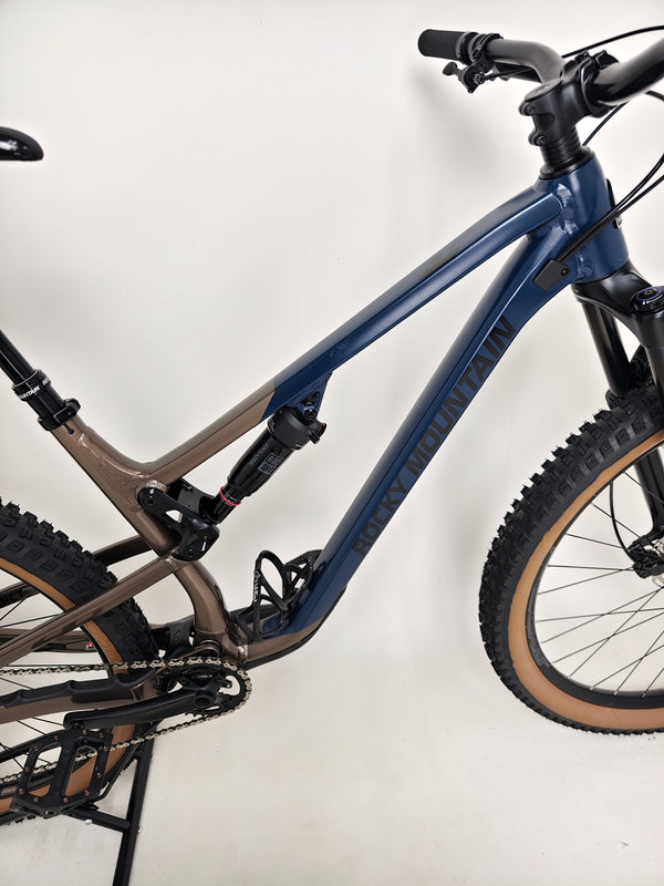 Close-up of the bike’s shock absorber on the Rocky Mountain Instinct Alloy 10 2023, emphasizing its performance features, available at eMado Bikes.