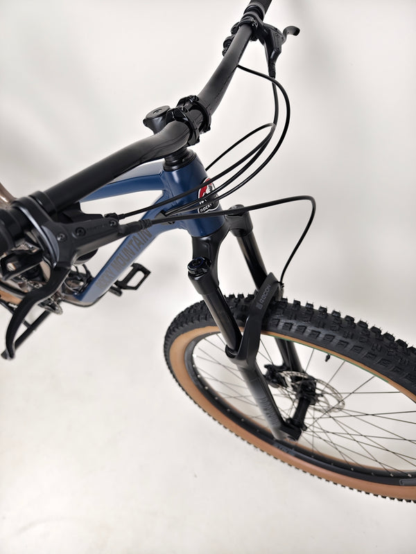 Close-up of the handlebars on Rocky Mountain Instinct Alloy 10 2023, focusing on the control interfaces, available at eMado Bikes.