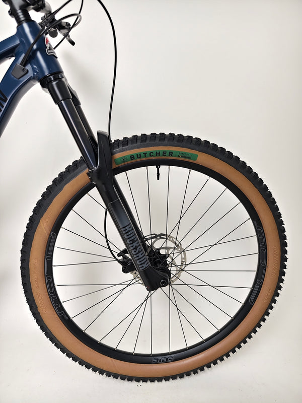 Close view of the shifting components on the Rocky Mountain Instinct Alloy 10 2023, showcasing precision gear changes, available at eMado Bikes.