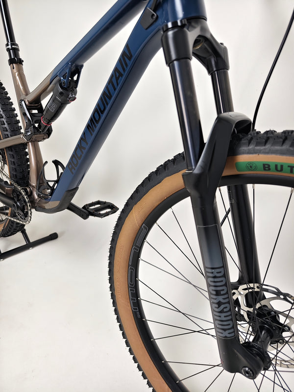 Close-up of the chain and rear derailleur on the Rocky Mountain Instinct Alloy 10 2023, emphasizing its Shimano 11-speed system, available at eMado Bikes.