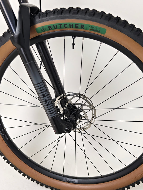 Detailed close-up of the cassette and chain on Rocky Mountain Instinct Alloy 10 2023, demonstrating high-quality drivetrain components, available at eMado Bikes.