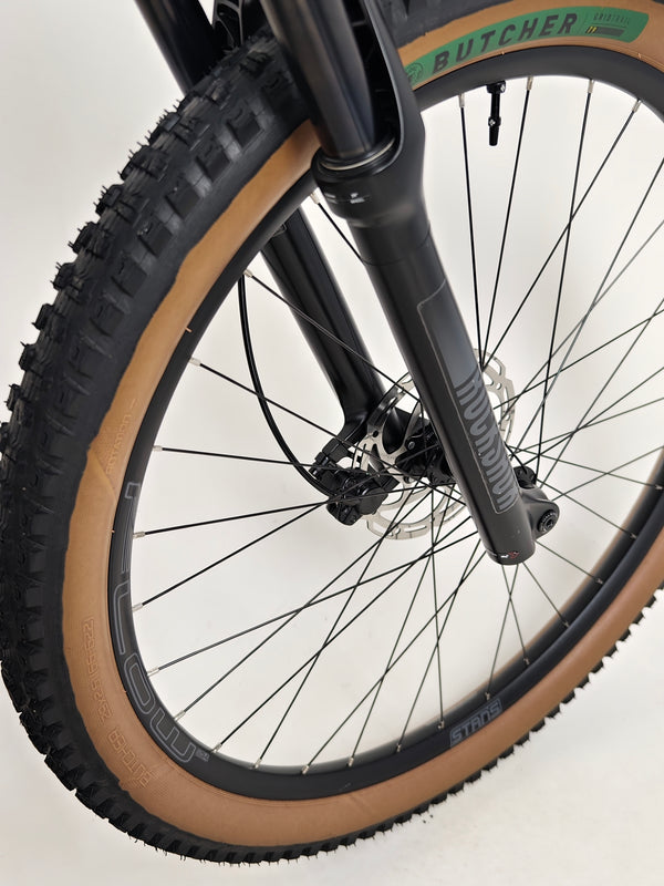 Profile view detailing the geometry of the Rocky Mountain Instinct Alloy 10 2023, showcasing its innovative design principles, available at eMado Bikes.